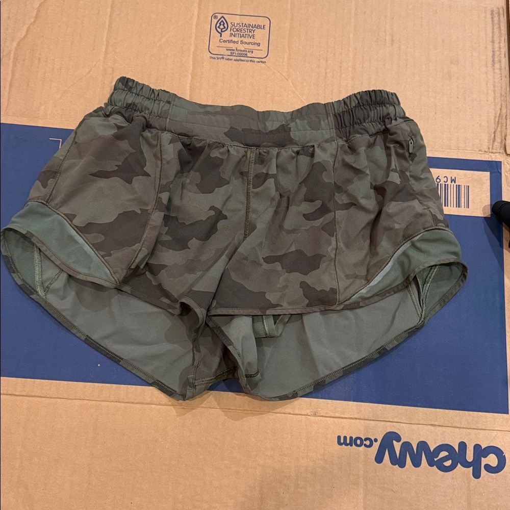Lululemon Hotty Hot Short 2.5in Size 8 green Camo